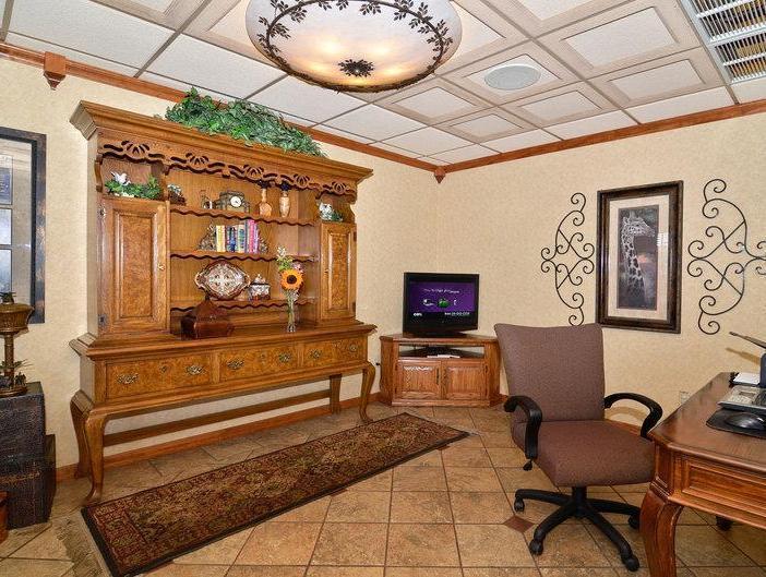 Best Western Angus Inn Great Bend Esterno foto